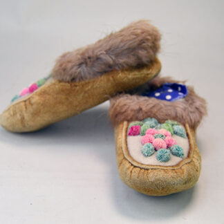 These Cree-style Moccasins-Youth Moosehide are crafted from brain-tanned moosehide leather, adorned with a delicate hair tufting design. one of a kind