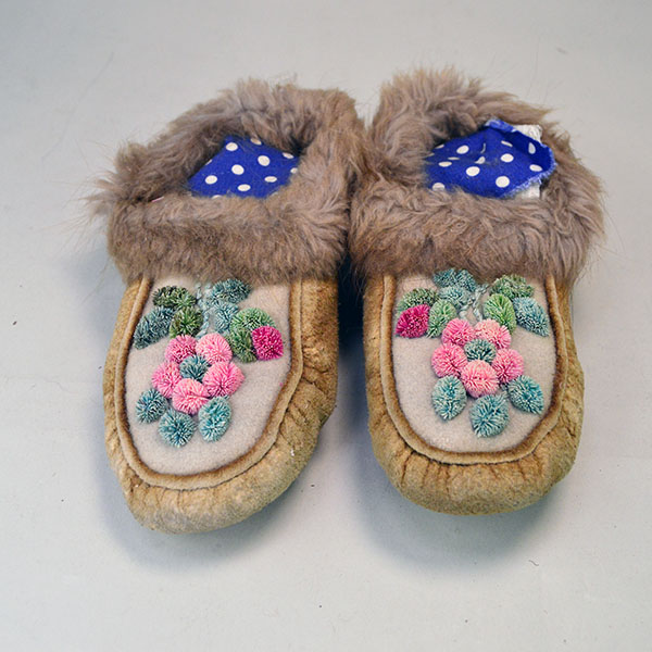 These Cree-style Moccasins-Youth Moosehide are crafted from brain-tanned moosehide leather, adorned with a delicate hair tufting design. one of a kind