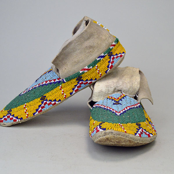 Northern Plains Style Moccasins - Fully Beaded Design Northern Plains Style Moccasins - Fully Beaded Design