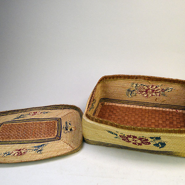 This Antique Basket- Nootka Style XL with a cover will make an ideal addition to your collection! stands 4.5″ tall with the lid on and 12.5″ long. pictured here is the inside of the basket one the top.