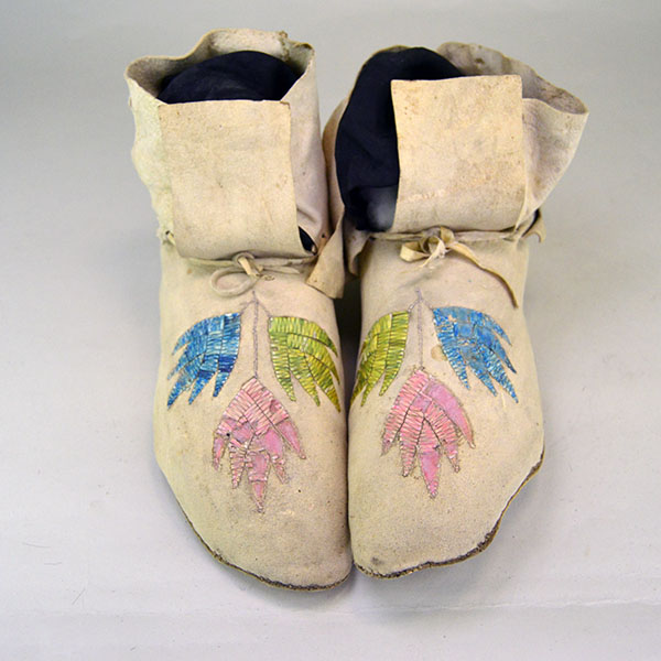 antique Moccasin- Quilled Santee Style showcase a quilled floral‑design vamp. approx. 9.5" long X 3" wide at the widest point(size 8 women's). One of a kind. the quilled vamps.